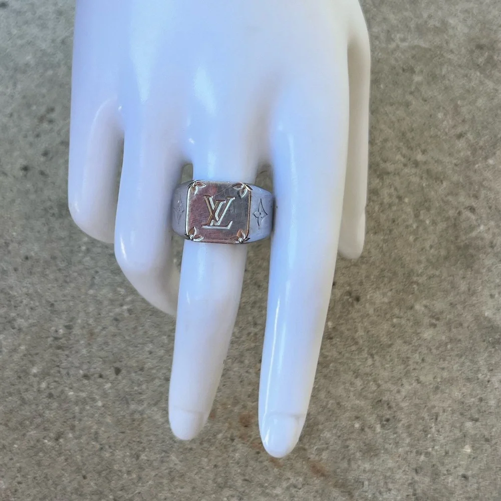 Louis Vuitton Monogram Signed Silver Tone Ring M62487 Ring Men’s M Sz 9 QUALITY - Picture 12 of 15